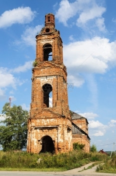 结石俄罗斯Kostroma地区Voronrsquoe村托管教堂老旧被毁的钟楼寺庙图片