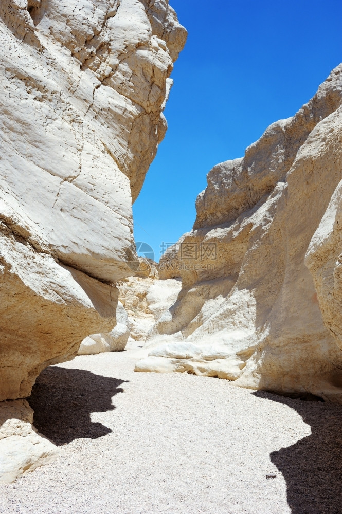 内盖夫阳光马赫特什以色列独的弹坑MakhteshRamon的白色石块图片
