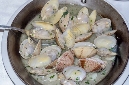 饮食绿酱传统西班牙菜的一盘蛤贝类营养图片