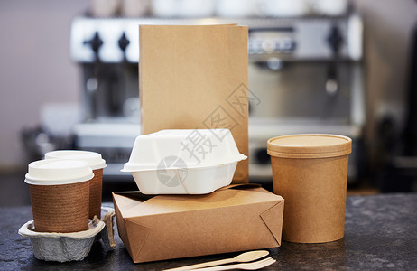 反窃电食物水平的可持续回收取走食品包装在咖啡店的反柜台背景