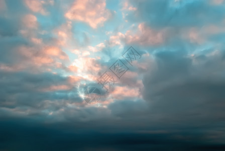 云烟的天空让日落光照在云中闪耀户外积多的图片