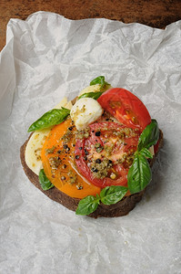 午餐黑麦面包番茄和烤纸着的培根晚餐十一图片