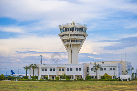 建造天空机场塔台和有云天的建筑观察图片