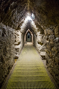 古老废墟下的旧岩石隧道建造旧岩石隧道历史文化地牢图片