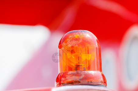 消防车上闪亮红色警报灯的详细信息闪烁光器细节图片