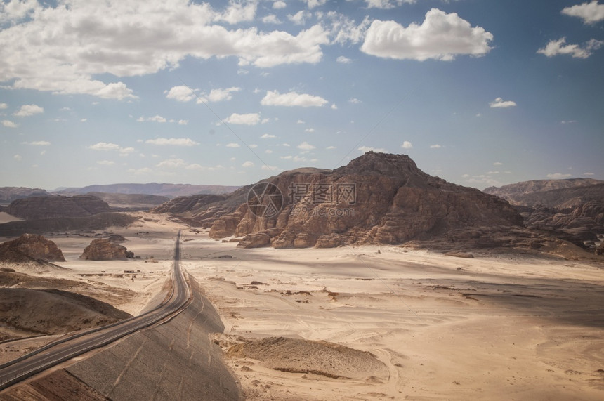 人们热的埃及沙漠景观蓝天空和太阳有道路沙地和山丘图片