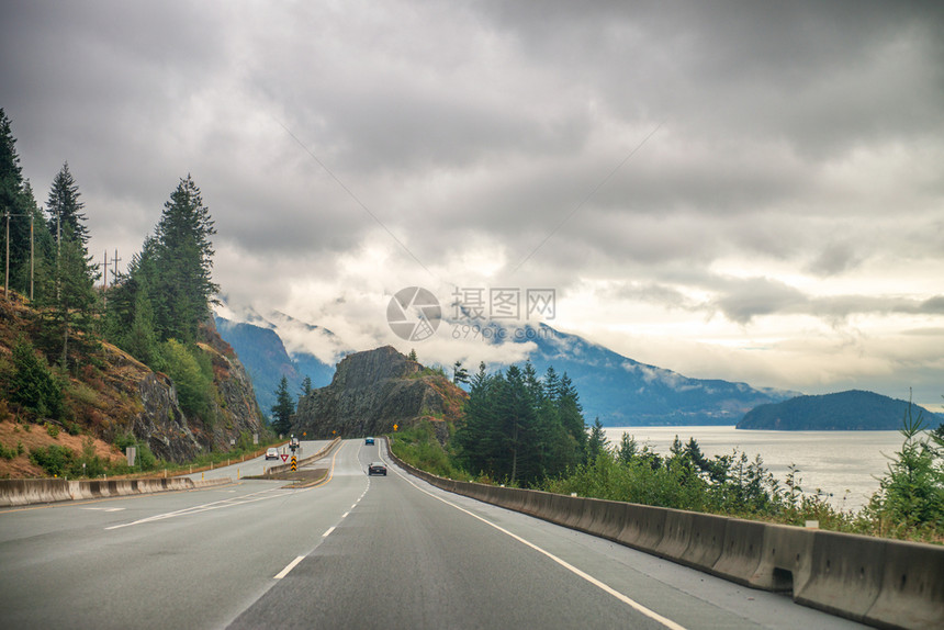 厨师自然旅游天气恶劣的湖边山路天气恶劣的湖边山路图片