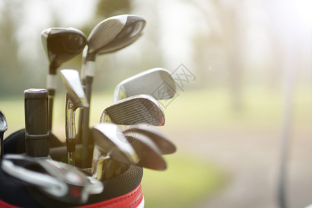 黑色的金属一群高尔夫球俱乐部在一个高尔夫球袋课程图片