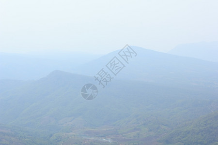 地平线森林蓝色天空的山地户外图片