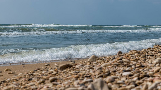 娱乐旅行海岸线沿的浪和岩石在伊斯雷尔岛的阿维沃夫意大利图片