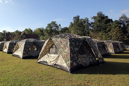 爬坡道露营地的帐篷阳光帆布图片