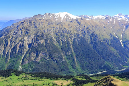 悬崖冷冻落基山脉高加索的美丽风景图象与高加索山脉的相貌图片
