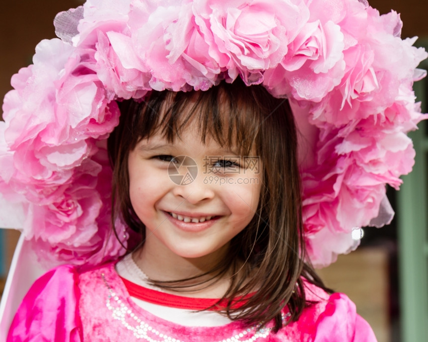 女士花朵戴粉红帽的年轻女孩子图片