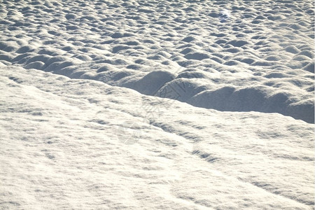 山丘的风景和雪覆盖铁轨白皑蓝色的踪迹图片