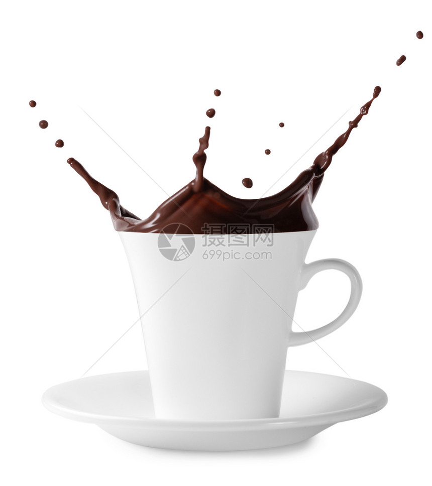 热的食物白杯中黑色巧克力的溢出与一个在白色背景上绝缘的碟片白杯中黑色巧克力的溢出与酱汁图片