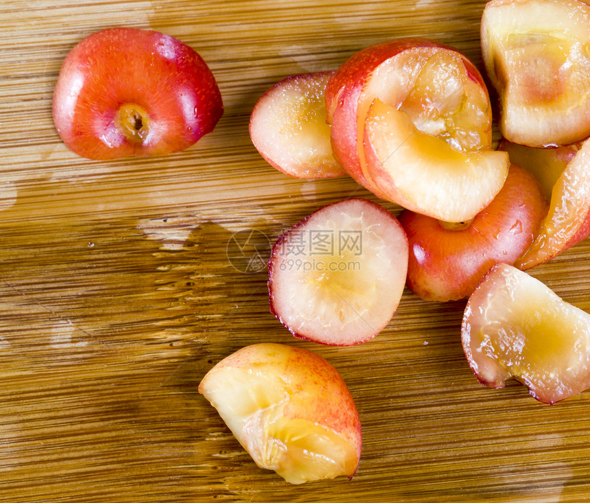 颜色切片在烹饪时成许多樱桃甜和的樱桃剪切板上的白樱桃第三图片