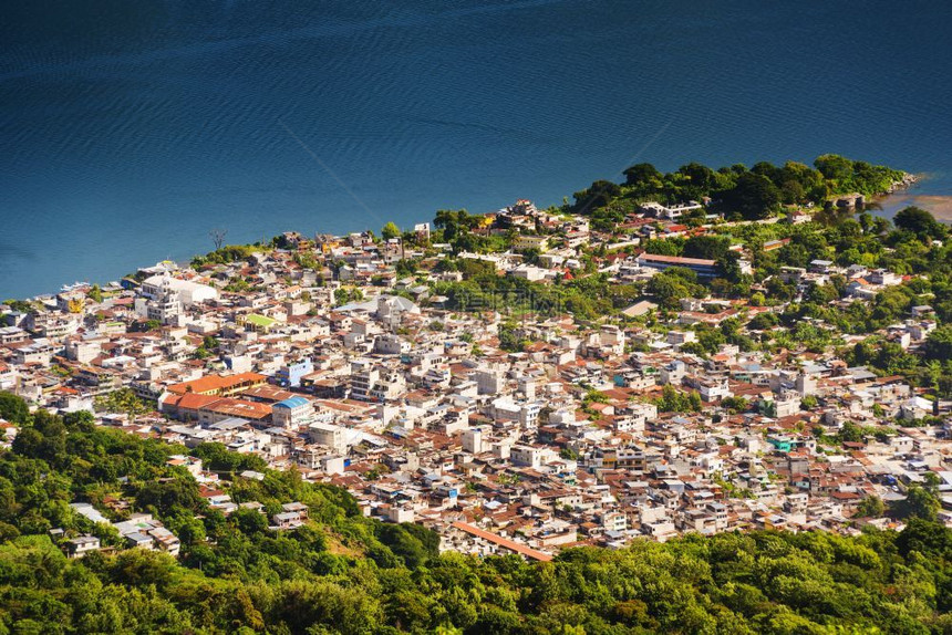 天线旅行游危地马拉阿提特兰湖上玛雅村庄之一SanPedroLaLaguna的空中观察图片