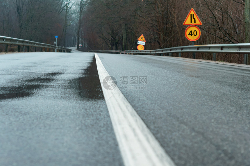 高速公路天空打标湿沥青公路上的固白色标记道路上的实白色标记湿沥青图片