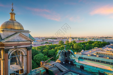 圣彼得堡城市天际从日落时的俄罗斯城景市的河晚上图片