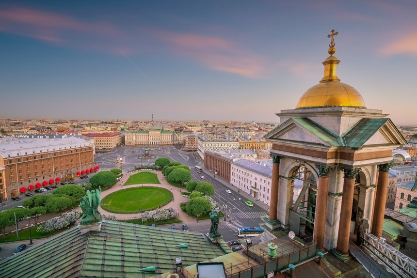 英石圣彼得堡城市天际从日落时的俄罗斯城景全市观图片