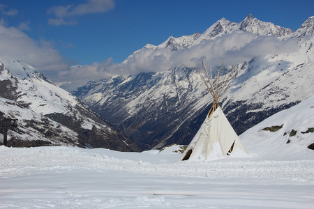位于瑞士阿尔卑斯山高处的印度式帐篷圆锥形台地瑞士人图片