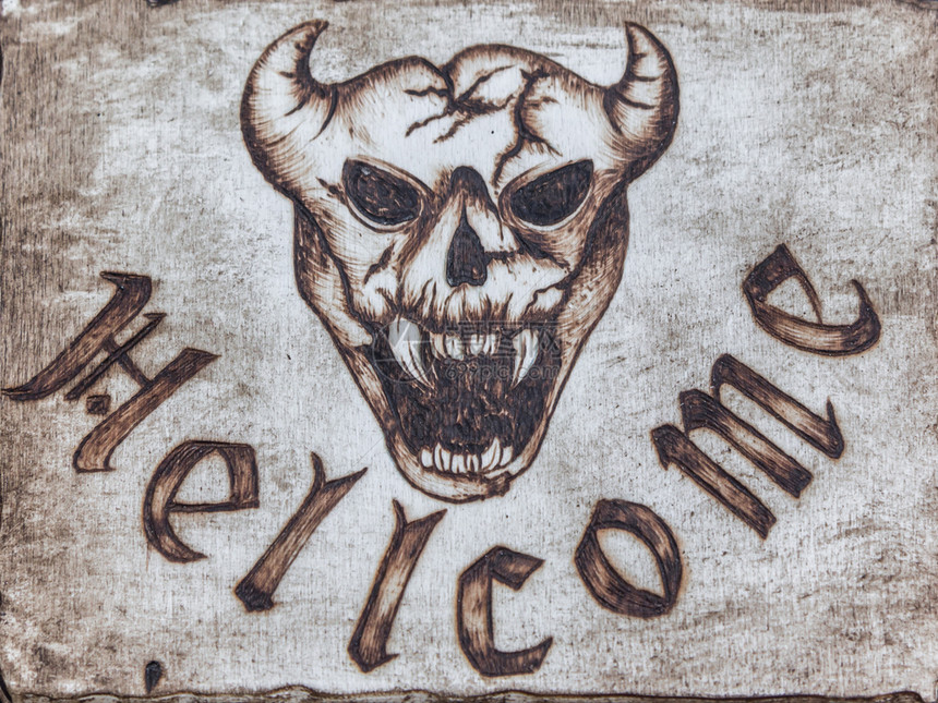 尖的超自然在HellWoodenBoard中有野兽与角和尖牙恶魔的木板有野兽与角和尖牙Te的插图精神图片