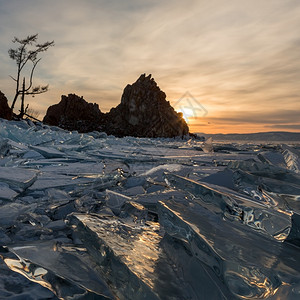 俄罗斯伊尔库茨克地区贝加尔湖奥洪岛贝加湖布汗角的日落天空风景优美霜图片