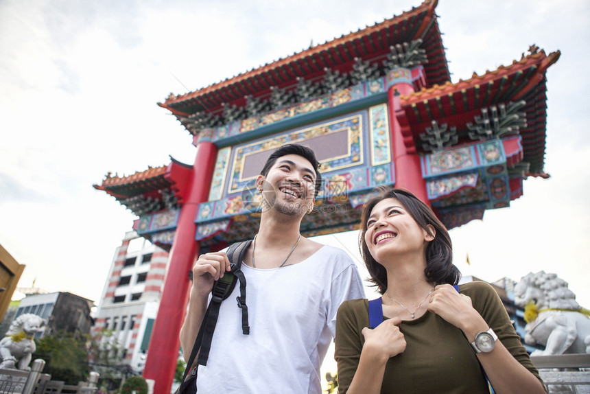 年青的背负包车者快乐旅行目的地在邦科奇镇闲暇泰国地标图片