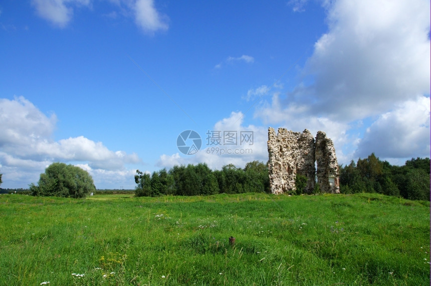 保护老的蓝色爱沙尼亚在天空背景的城堡中留下废墟图片