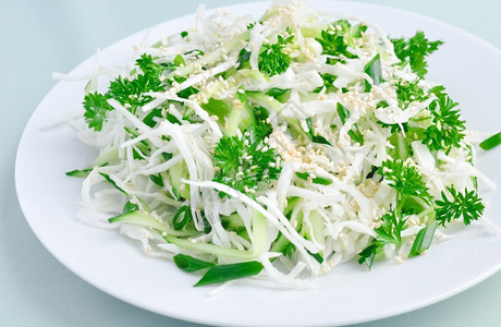 夏季沙拉新鲜菜卷和黄瓜沙拉配有绿色和芝麻健康新鲜的吃图片