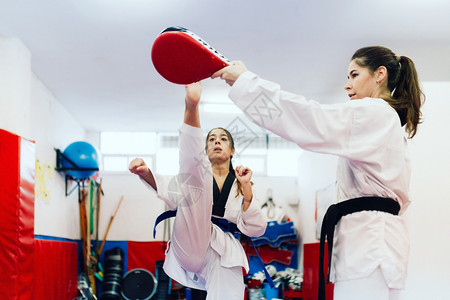 跆拳道有两个年轻妇女在一培训中心里练习泰拳道俱乐部个人的图片