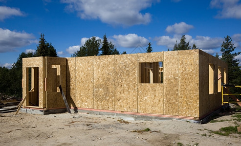 未完成房屋建筑部件在林外围建造一栋木屋用块建房图片
