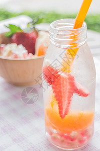 喝清爽混合水果新鲜饮料存货照片的灌装水瓶图片