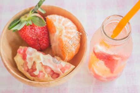 橙饮食自然混合水果新鲜饮料存货照片的灌装水瓶图片