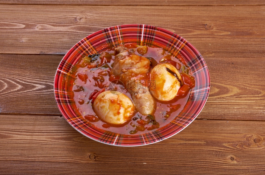 这样的DoroWat埃塞俄比亚红鸡肉炖瓦特DoroWat是种此类炖菜之一由鸡蛋和有时煮得硬的鸡蛋制成碗肉汁图片