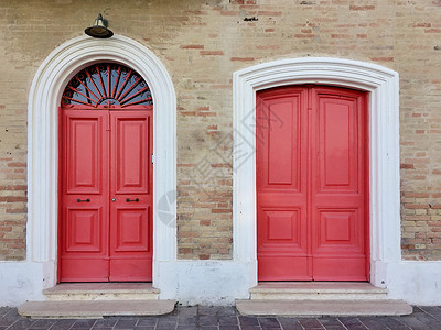 屋古董建筑学意大利一栋砖房的旧红色门背景图片