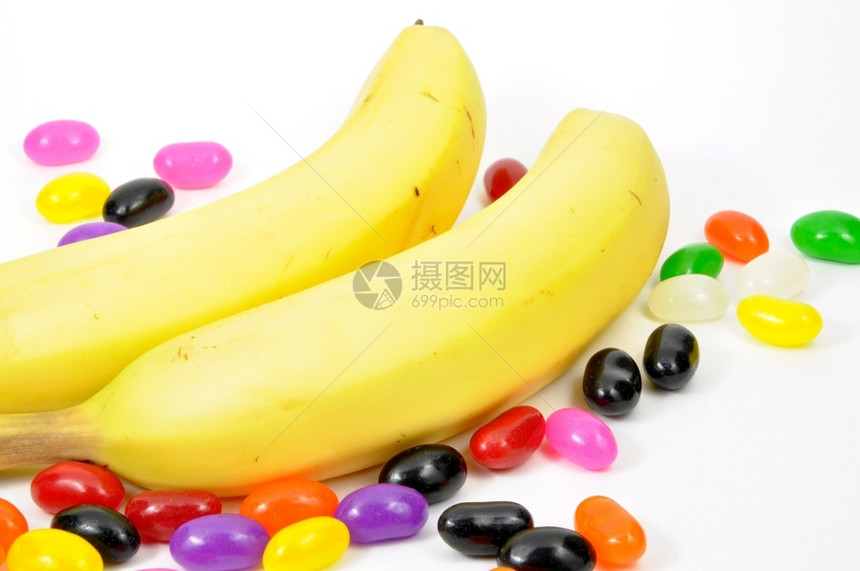 新鲜孤立的香蕉和糖果甜点小吃图片