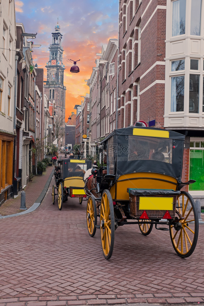 日落时荷兰阿姆斯特丹市风景大车欧洲路图片