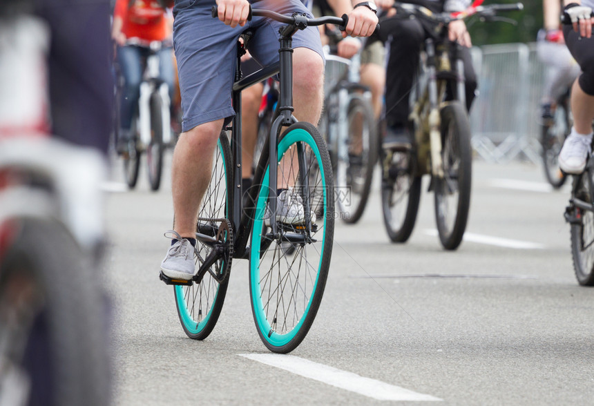 城市的踏板里有许多人骑着自行车外部图片