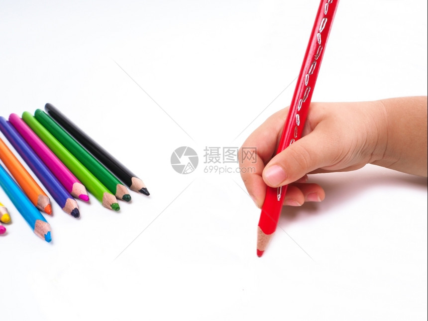 在白纸上画彩色铅笔的孩子图片