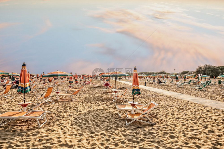 蓝色的宁静意大利Bibione比昂岛的放松和日晒海滩伞状有条纹的图片
