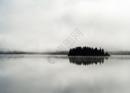 挪威湾雾湖自然美丽的白色图片