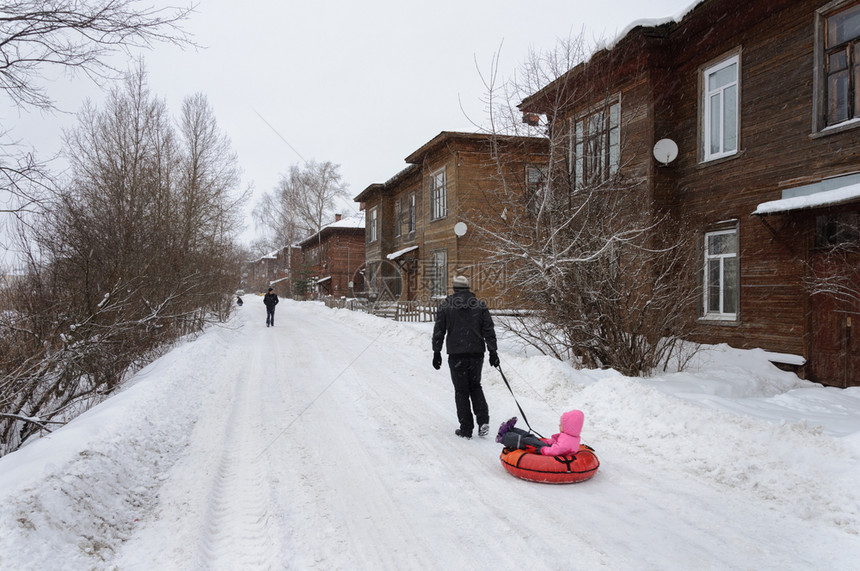 步行孩子们裸在古俄罗斯城市沃洛格达的雪街上行走人们图片
