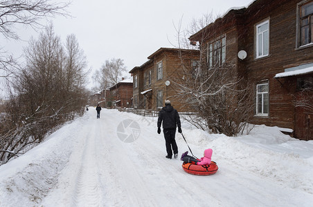 步行孩子们裸在古俄罗斯城市沃洛格达的雪街上行走人们背景图片