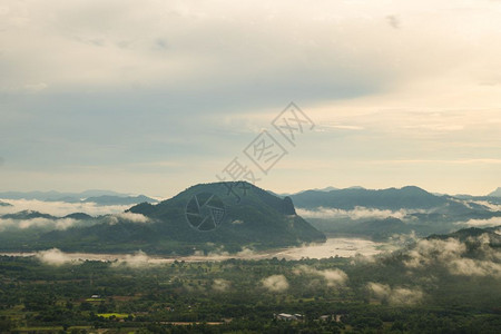 早晨的山和雾笼罩着山谷天空旅行图片