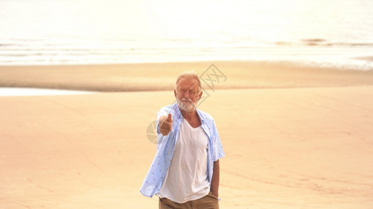 沙滩上快乐老人点赞图片