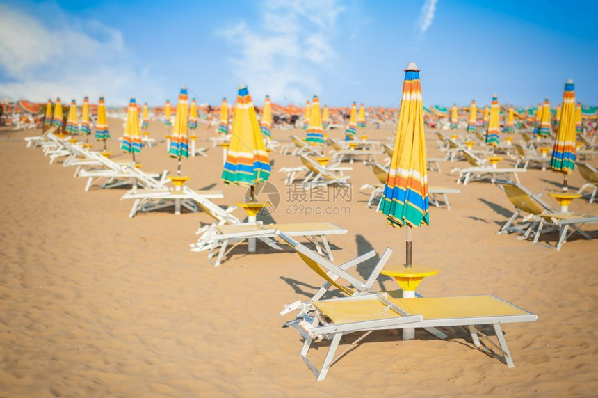 意大利Bibione比昂岛的放松和日晒海滩伞状采取岸线户外图片