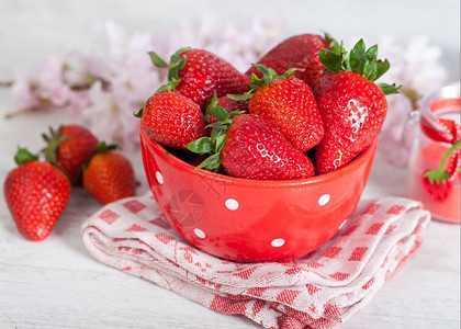 可口甜的叶子红碗里新鲜草莓图片