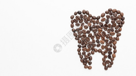 咖啡豆组成牙齿形状背景图片
