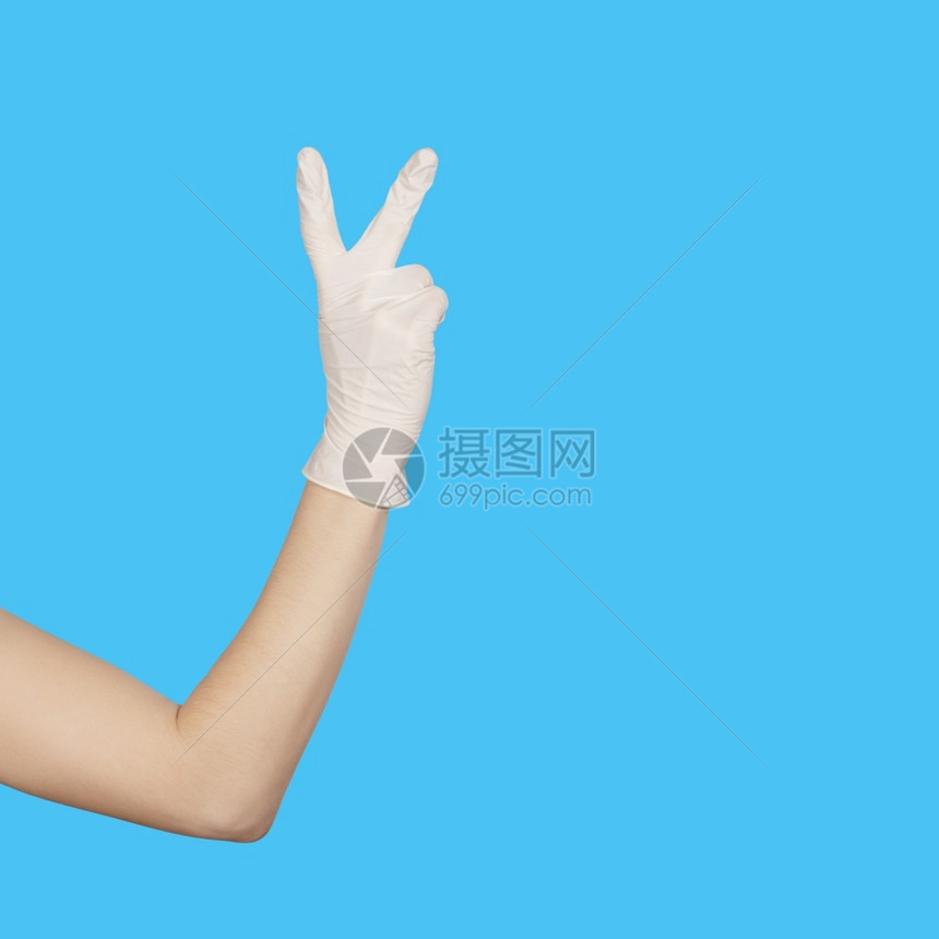 家政女拳头和平手势胜利的标志手戴一次医用乳胶白手套隔离在蓝色上Womanrsquos手势或标志隔离在白色上图片